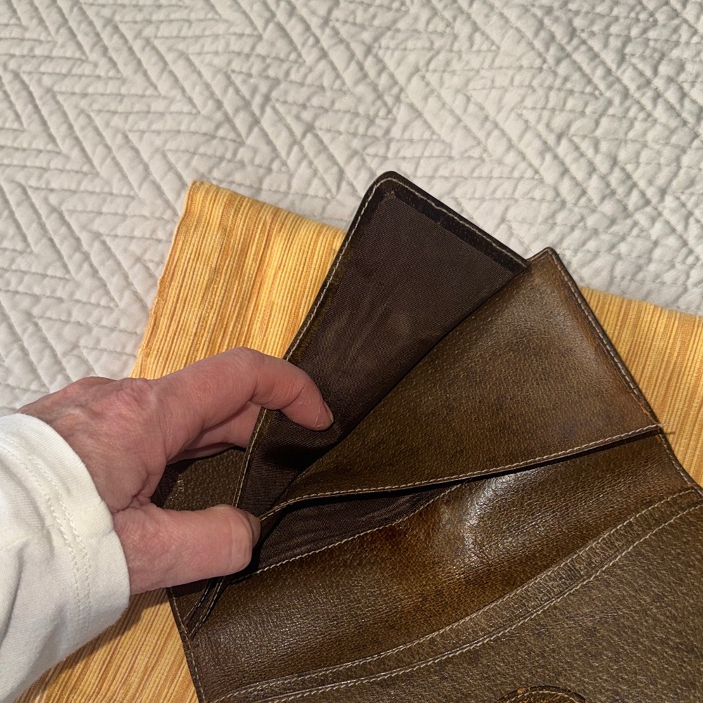 Gucci Dark Brown Leather Wallet with Gold Emblem part of the old Sherry line - Picture 6 of 7